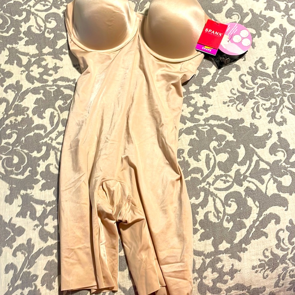 Spanx L strapless cupped bodysuit Champaign/beige never worn, missed return date
